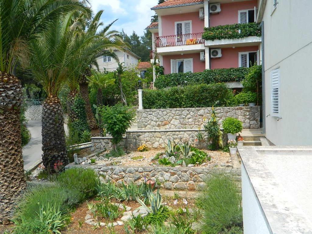 Apartments And Rooms Darinka Vrboska Exterior foto