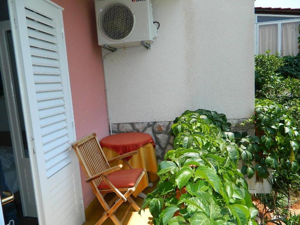 Apartments And Rooms Darinka Vrboska Exterior foto
