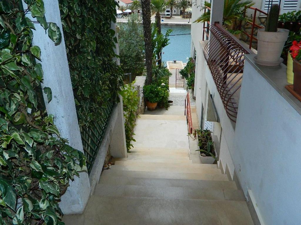 Apartments And Rooms Darinka Vrboska Exterior foto