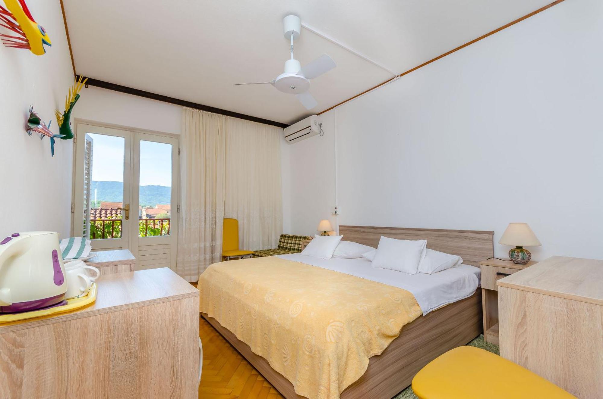 Apartments And Rooms Darinka Vrboska Exterior foto